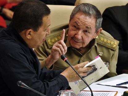 Raúl Castro (con uniforme militar) y el presidente venezolano, Hugo Chávez, el lunes en La Habana.