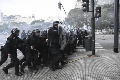 La policía avanza sobre los manifestantes que cortaron la 9 de julio.