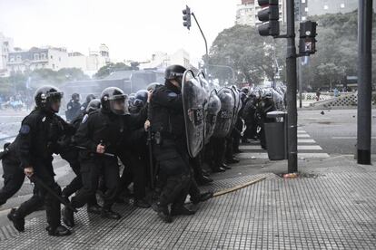 La polic&iacute;a avanza sobre los manifestantes que cortaron la 9 de julio.