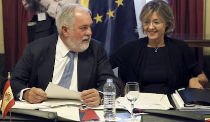 Miguel Arias Cañete and Isabel García Tejerina, in an archive photo.