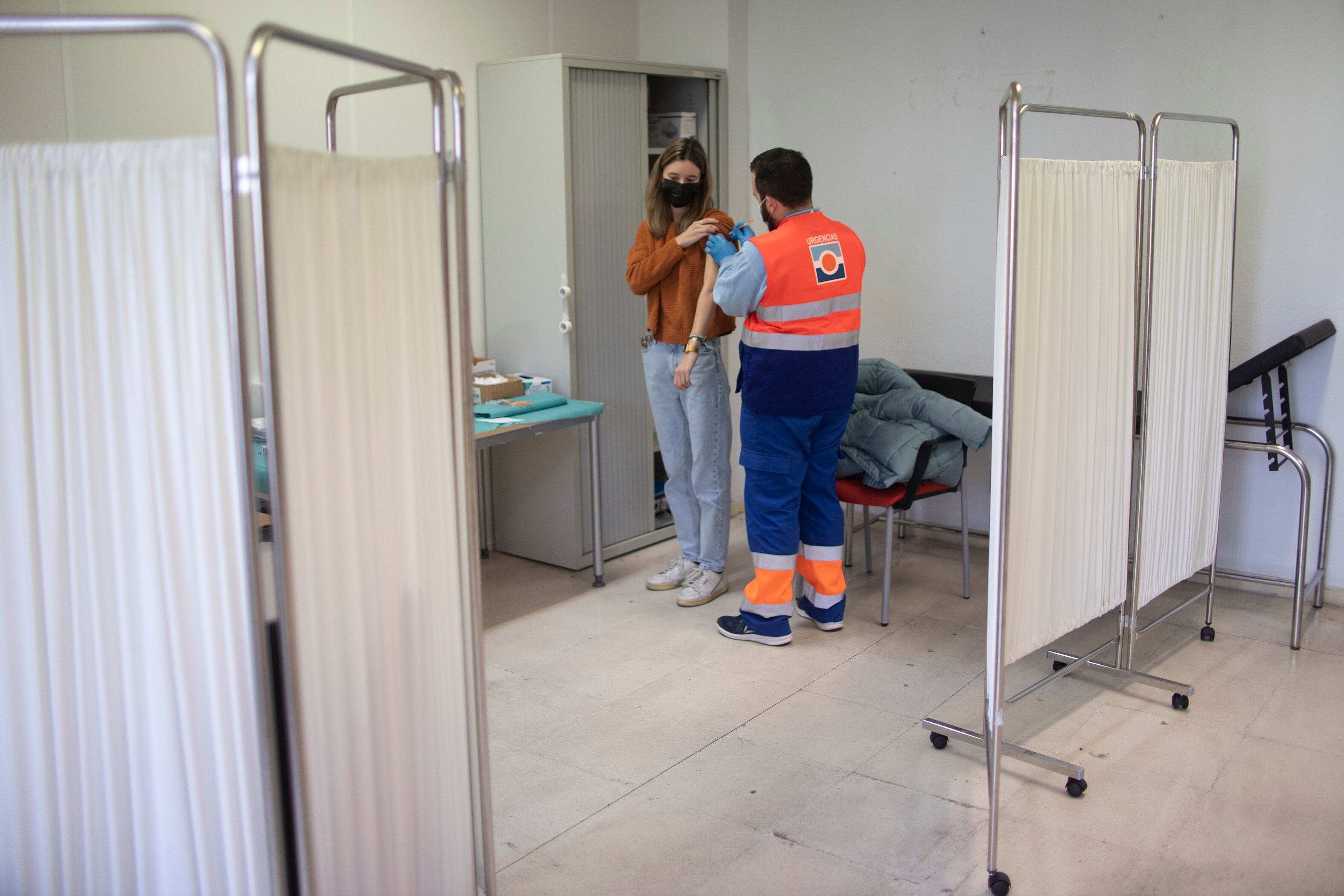 Una mujer se vacuna de la cuarta dosis contra el covid en el centro de vacunación de La Candelaria, Sevilla.