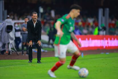 El entrenador de México, Diego Cocca, durante el partido contra Jamaica, en el estadio Azteca.