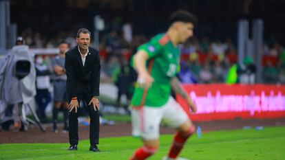Diego Cocca da instrucciones a un jugador durante un partido de la Selección Mexicana, en el Estadio Azteca.