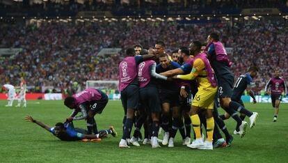 Mbappé celebra su gol con sus compañeros en la final del Mundial.