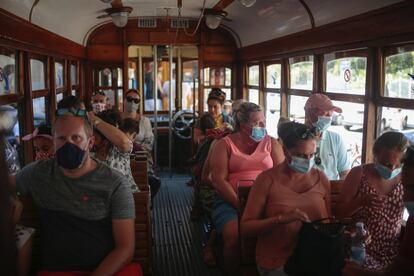 Turistas y locales viajan con mascarilla en el tranvía de la ciudad de Sóller (Mallorca).
