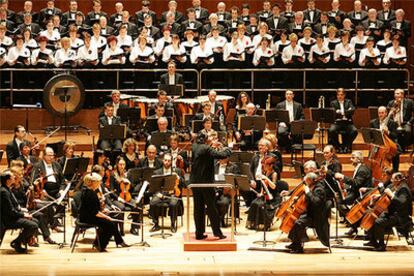 La Orquesta Sinfónica de Bilbao y la Coral, dirigidas por Juan José Mena, ayer, en el concierto del Réquiem, de Cherubini.