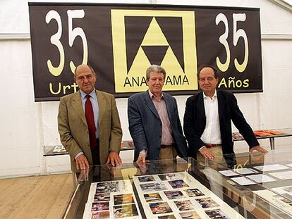 El editor Jorge Herralde, ayer en la Feria del Libro, flanqueado por José Antonio Marina (izquierda) y Roberto Calasso.