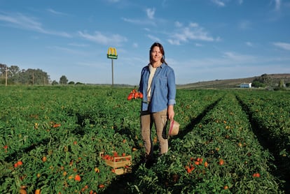 En La Riconada (Sevilla), Susana Gutiérrez gestiona más de 500 hectáreas en las que se cultivan los tomates con los que se elabora el famoso kétchup de McDonald's. 