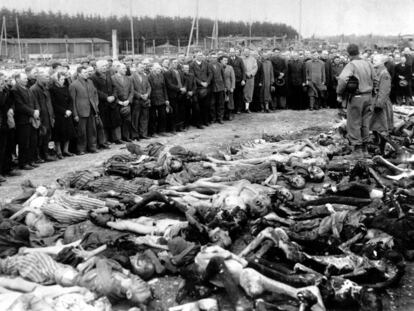 Ciudadanos alemanes ante v&iacute;ctimas del Holocausto del campo de concentraci&oacute;n de Landsberg (Alemania), en 1945.