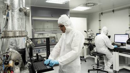 Sala 'blanca' (sin presencia de partículas del exterior) del Centro de Nanotecnología de la Universidad de Salamanca.