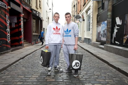 Temple Bar, la zona más turística de Dublín, está al sur del río Liffey, lo que curiosamente llena de orgullo a los vecinos de la ribera del norte, tildados de "macarras" –con querencia por el chándal y la capucha–. Mientras, los 'southsiders', pasan por despistados, ostentosos y engreídos. Esta distinción trasciende a la literatura, a la industria del espectáculo y a la calle, donde el humor irlandés reluce en sarcásticos chistes. “¿Por qué quedan las chicas del sur con los chicos del norte? Para recuperar sus carteras”. Algunos sureños añaden que solo pasan por el norte para ir al aeropuerto. En la imagen, dos chicos de compras en la zona de Temple Bar.