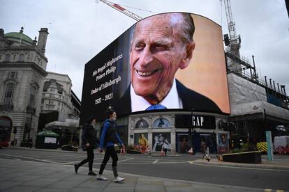 Una gran pantalla en Piccadilly Circus (Londres) anunciaba la muerte del duque de Edimburgo. El líder del Partido Laborista, Keir Starmer, dijo este viernes, al rendirle homenaje, que “sobre todo será recordado por su extraordinario compromiso y devoción hacia la reina”.