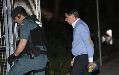 Ignacio González entra en el cuartel de la Guardia Civil de Tres Cantos para pasar la noche en el calabozo.