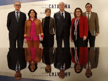 Desde la izquierda, Antón Costas, Lucía Méndez, Máriam Martínez-Bascuñán, Juan José Brugera, Montserrat Domínguez y Fernando Vallespín, ayer en el acto del Círculo de Economía y EL PAÍS en Madrid.