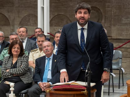 El presidente en funciones de la Comunidad de Murcia, Fernando López Miras, toma posesión de su cargo como diputado de la XI Legislatura de la Asamblea Regional, durante el pleno de constitución de la Cámara, este miércoles en Cartagena.