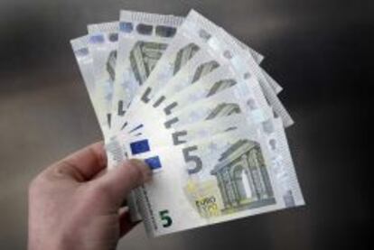 Imagen de billetes de cinco euros. 
