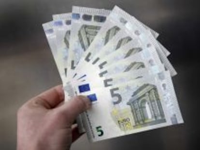 Imagen de billetes de cinco euros. 