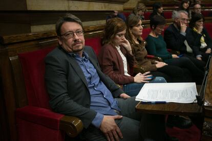 Xavier Domenech durante las intervenciones de los diputados en la sesión de investidura en el Parlament, el 22 de marzo. 