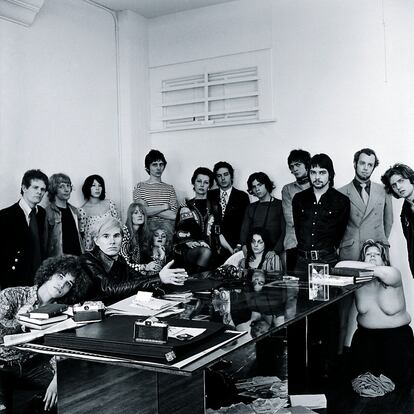 Andy Warhol, rodeado de una nutrida representación de los habituales de The Factory en este retrato de grupo tomado por Cecil Beaton en 1969