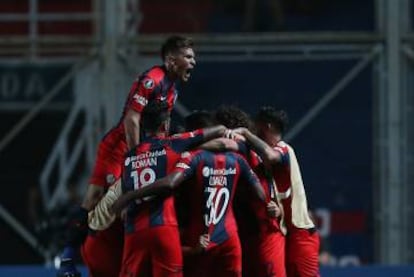 Jugadores de San Lorenzo celebran el martes un gol de Andrés Herrera por la Copa Libertadores ante el Palmeiras, en Buenos Aires.