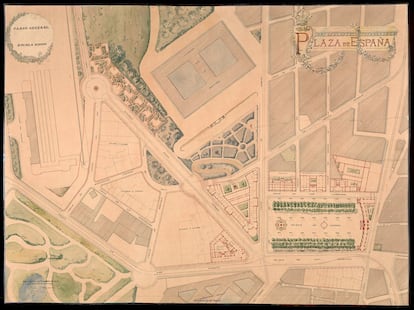 Plano del proyecto de Jesús Carrasco-Muñoz, de 1910. La plaza de España se ve abajo a la derecha. Plantea un enorme espacio rectangular casi diáfano, con sitio para dos flancos de arboleda, un quiosco para música y dos monumentos, uno a Carlos III y otro a Cervantes. A la derecha de la plaza, con forma arqueada, plantea una galería monumental. La futura Gran Vía asoma en la esquina inferior derecha. Se aprecia también el enorme tamaño del cuartel de la Montaña, en la parte superior de la imagen.