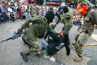 Unos activistas protestan contra la violación de los derechos humanos del régimen filipino en Manila.