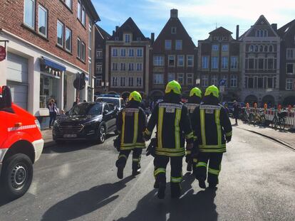 El atropello ha causado varios muertos y heridos, según informó la policía del estado federado de Renania del Norte Westfalia. En la imagen, un grupo de bomberos tras el atropello en la ciudad alemana de Münster, el 7 de abril de 2018.