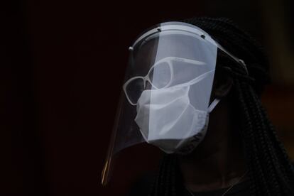 Una mujer protegida con una pantalla facial participa en una manifestación contra el racismo y la violencia policial, en Duque de Caxias (Brasil). 