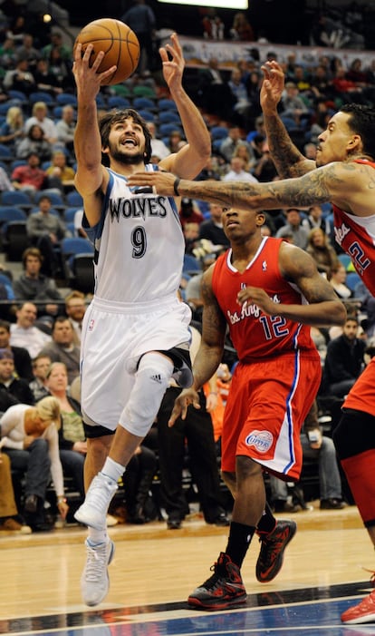 Ricky Rubio trata de encestar ante Eric Bledsoe