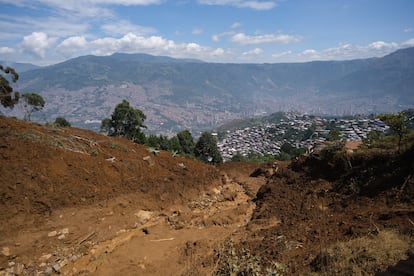 Los habitantes de barrios vecinos evacuaron sus casas, ante el riesgo de posibles colapsos como consecuencia de los deslizamientos.