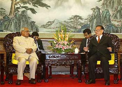 Atal Bihari Vajpayee (izquierda) conversa con Jiang Zemin, presidente de la Comisión Militar china.

AFP