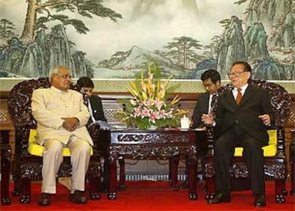 Atal Bihari Vajpayee (izquierda) conversa con Jiang Zemin, presidente de la Comisión Militar china.
AFP