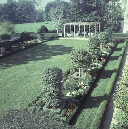 El jardín Jackie Kennedy en 1967, poco después de su inauguración. Fue nombrado –aunque también President's garden– así en honor a la esposa del presidente John F. Kennedy y diseñado por la paisajista Lyndon Baines Johnson, aunque sin la participación de la primera dama. |