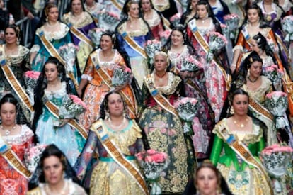 Falleras con sus ramos camino de la plaza de la Virgen de Valencia en la tradicional ofrenda a la Virgen de los Desamparados.