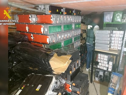 Parte del almacén clandestino de baterías de litio localizado por la Guardia Civil en Otero de Herreros.