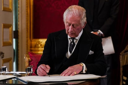 El nuevo rey de Inglaterra, Carlos III, en una reunión en el Palacio de St. James de Londres, el 10 de septiembre.