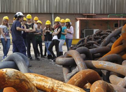 El coordinador medio ambiental de Vicinay Cadenas, David Hernández, enseña las instalaciones de la compañía a 12 alumnas de Bachillerato del colegio Arangoya.