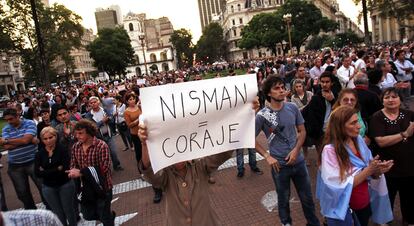 La denuncia de Nisman constaba de 300 páginas amparadas por grabaciones telefónicas que, según el fiscal, corroboraban sus acusaciones. En la imagen, protesta en el centro de Buenos Aires.