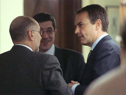 De izquierda a derecha, Rodolfo Ares, portavoz socialista en el Parlamento vasco; Patxi López, secretario general del PSE-EE, y Rodríguez Zapatero.