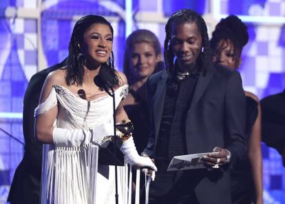 Cardi B, junto a su esposo Offset, al recibir su premio Grammy este domingo.