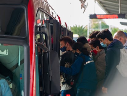 Un grupo de personas aborda un autobús del sistema Transmilenio, en la estación Portal el Dorado, en Bogotá.