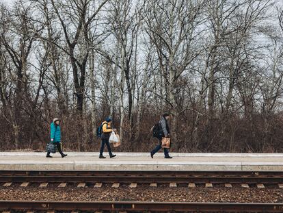 Varias personas caminan por la estación de tren de Lisichansk, en Lisichansk, Oblast de Lugansk (Ucrania), el 24 de febrero.