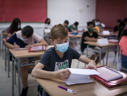 En la imagen, alumnos de primero de la ESO en  un aula del instituto Joanot Martorell, en Esplugues de Llobregat.