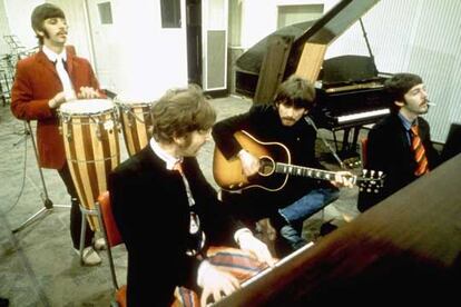 De izquierda a derecha, Ringo Starr, John Lennon, George Harrison y Paul McCartney, en el estudio de grabación.