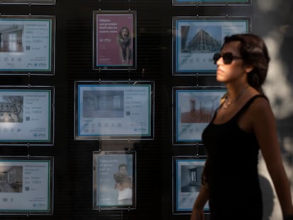 Carteles de alquiler en una inmobiliaria del centro de Madrid, en agosto.