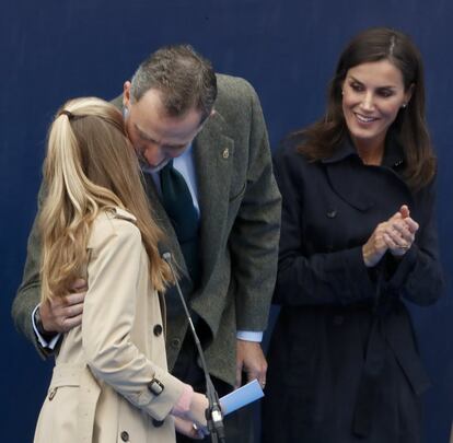 Tras finalizar su discurso, Leonor besa a su padre, el rey Felipe.