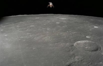 El módulo lunar del 'Apolo 12' sobrevuela la Luna.