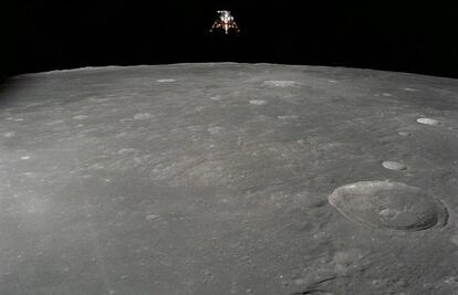 El módulo lunar del 'Apolo 12' sobrevuela la Luna.