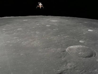 El módulo lunar del 'Apolo 12' sobrevuela la Luna.