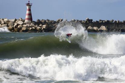 El surfista brasileño Italo Ferreira en una acción de la cuarta ronda de la prueba 'Moche Rip Curl Pro Portugal', de la World Surf League (WSL) que se disputa en la playa Supertubos de Peniche (Portugal).